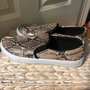 Snakeskin patterned slip-on shoes